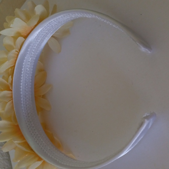 FANCY HEADBAND. WHITE SILK HARD HEADBAND EMBELLISHED WITH LIGHT YELLOW FLOWERS. - Picture 3 of 3